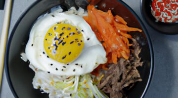 Bibimbap: Tradiční korejské směs rýže s grilovaným masem a zeleninou