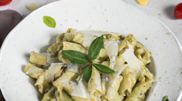 Kuřecí pesto pasta s bazalkou.