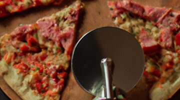 Smasřená kuřecí naan pizza