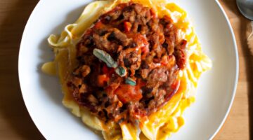 Ragu bolognese s tagliatelle.