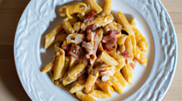 Penne alla carbonara s pancettou