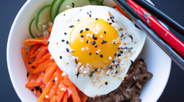 Bibimbap – tradiční korejské směsi rýže.