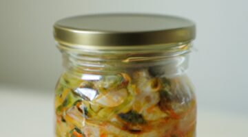 Korejský kimchi – pikantní fermentovaná zelenina.