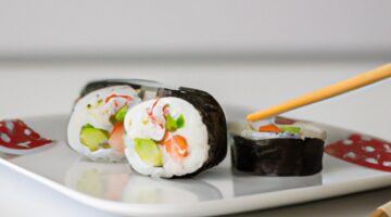 Sushi s avokádem a lososem