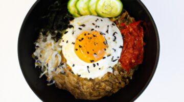 Bibimbap – tradiční korejské smažené rýžové jídlo.