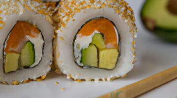 Sushi z lososa avokádem a řasami