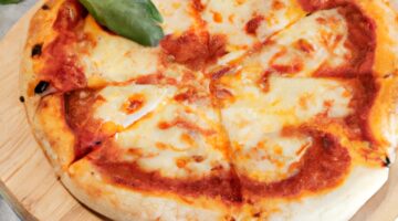 Pizza Margherita – italská klasika.