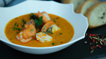 Bouillabaisse s crostini chlebem.