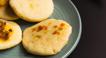 Arepa s plněnou vaječnou omáčkou