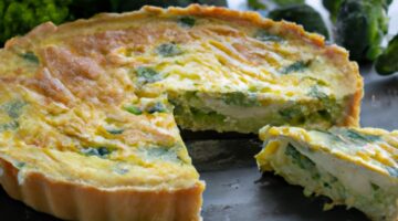 Sýrové quiche s brokolicí a šunky.