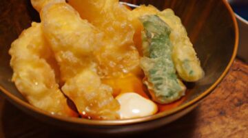 Tempura z lososa a zeleniny