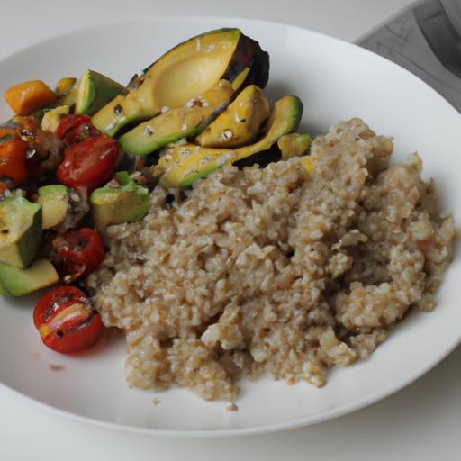 Quinoa s pečenou zeleninou a avokádem