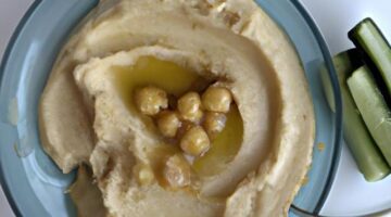 Hummus s křenem a okurkou