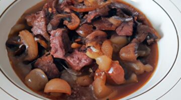 Beef bourguignon s houbami a šalotkami