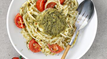 Pesto těstoviny s rajčaty