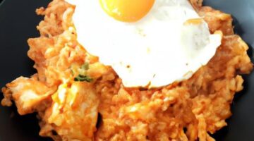 Kimchi fried rice se slepičím vejcem