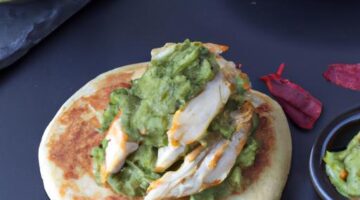 Pikantní kuřecí arepas s guacamolem