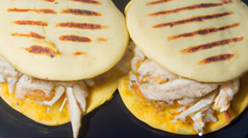 Arepas s kuřecím masem a sýrem