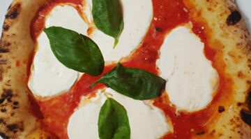 Pizza Margherita s mozzarellou a bazalkou