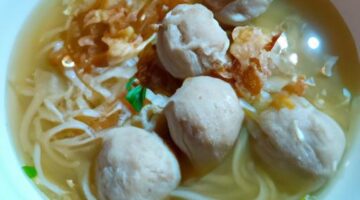 Bakso – polévka s nudlemi a masovými koulemi