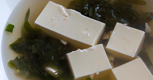 Miso polévka s tofu a řasy