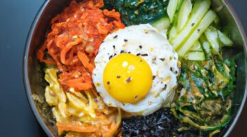 Bibimbap – tradiční korejské směs rýže a zeleniny